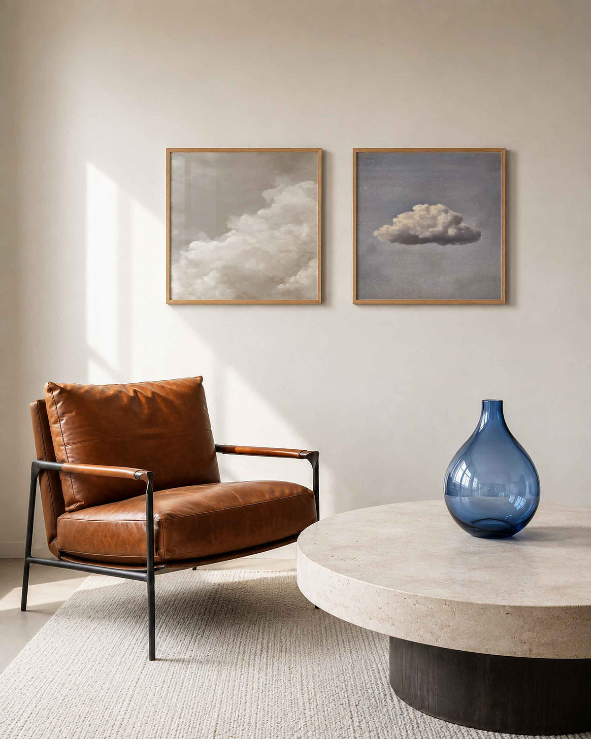 Interieurpresentatie van een tweedelige vierkante posterset met wolkenlucht