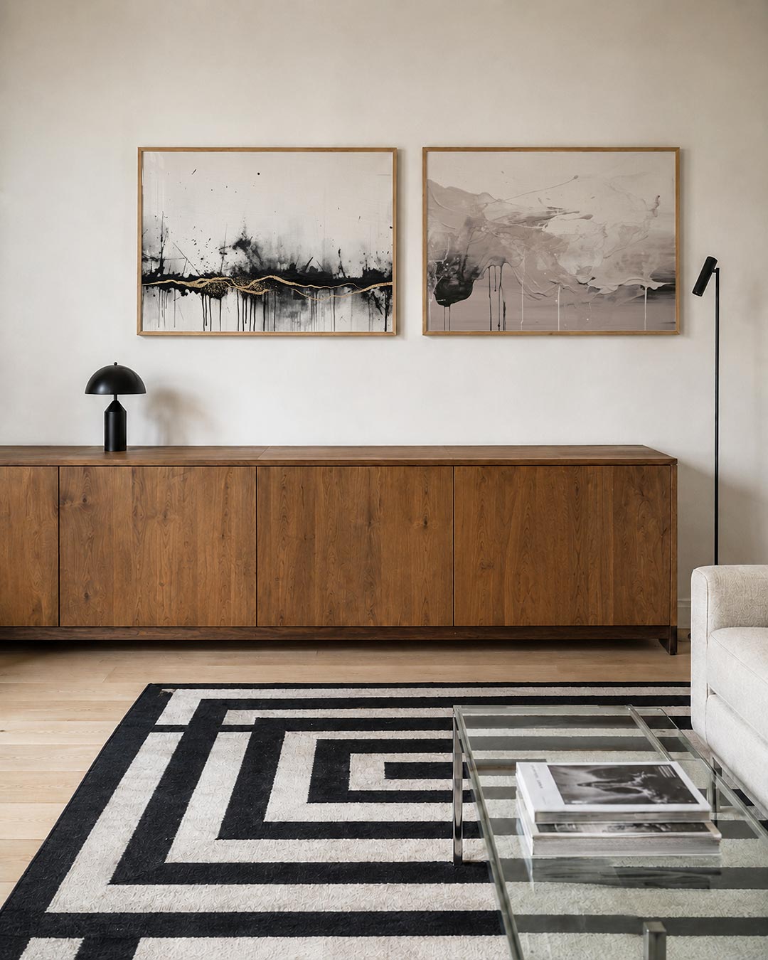 Tweedelige posterset met zwarte spatten en gouden accenten op een lichte achtergrond, getoond in een interieur