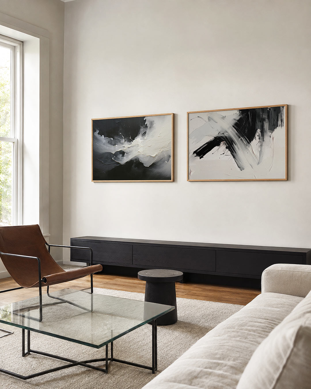 Twee liggende posters met vloeiende witte en zwarte tinten, aan de muur in een interieur