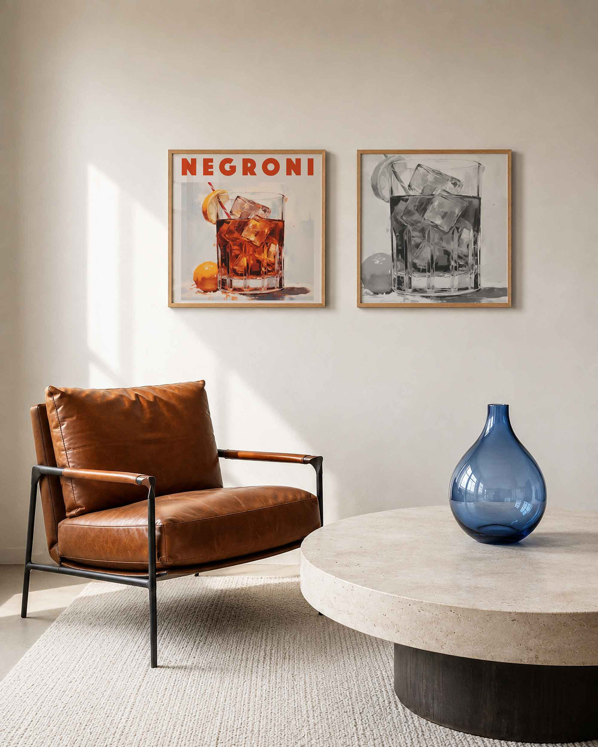 Interieurpresentatie van een tweedelige vierkante posterset met negroni cocktail