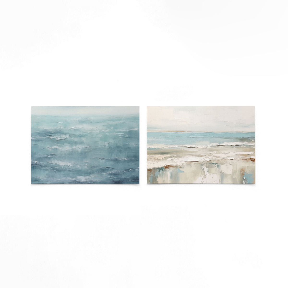 Twee liggende posters met een serene zee met zachte golven op een gebroken witte achtergrond