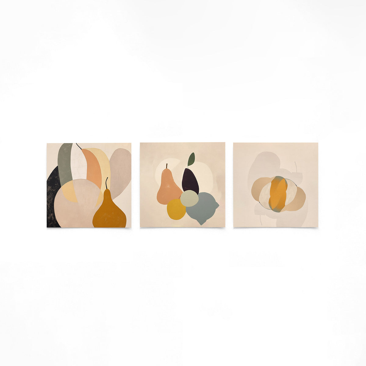 Drie vierkante posters met abstracte fruitvormen op een gebroken witte achtergrond