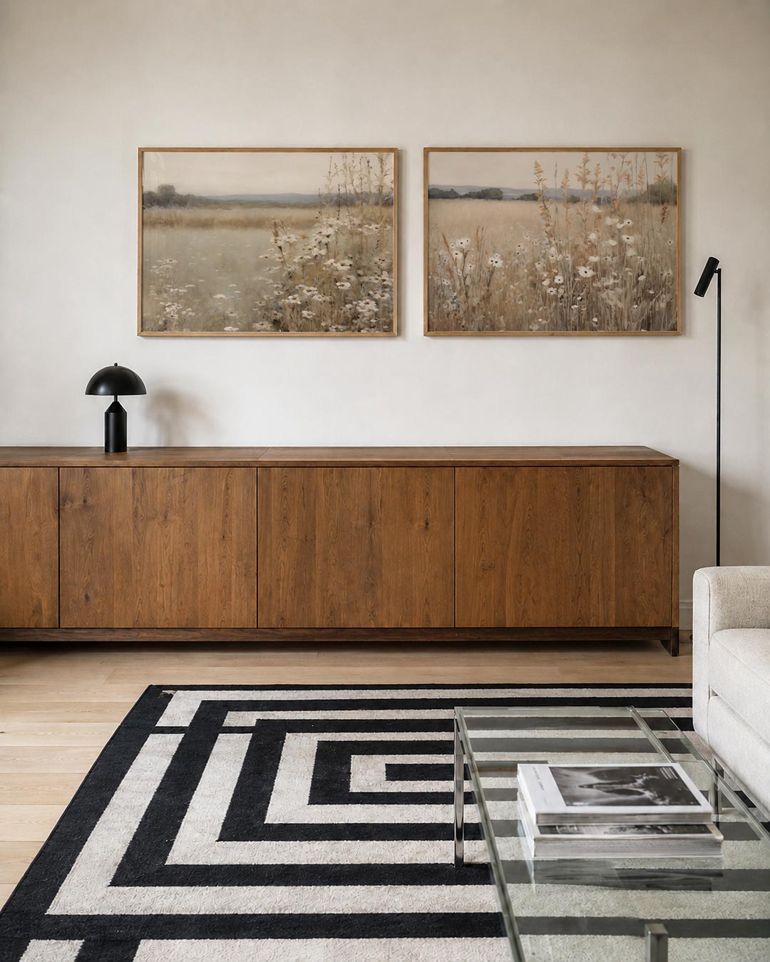Tweedelige posterset met een zacht glooiend landschap met delicate bloemen, getoond in een interieur
