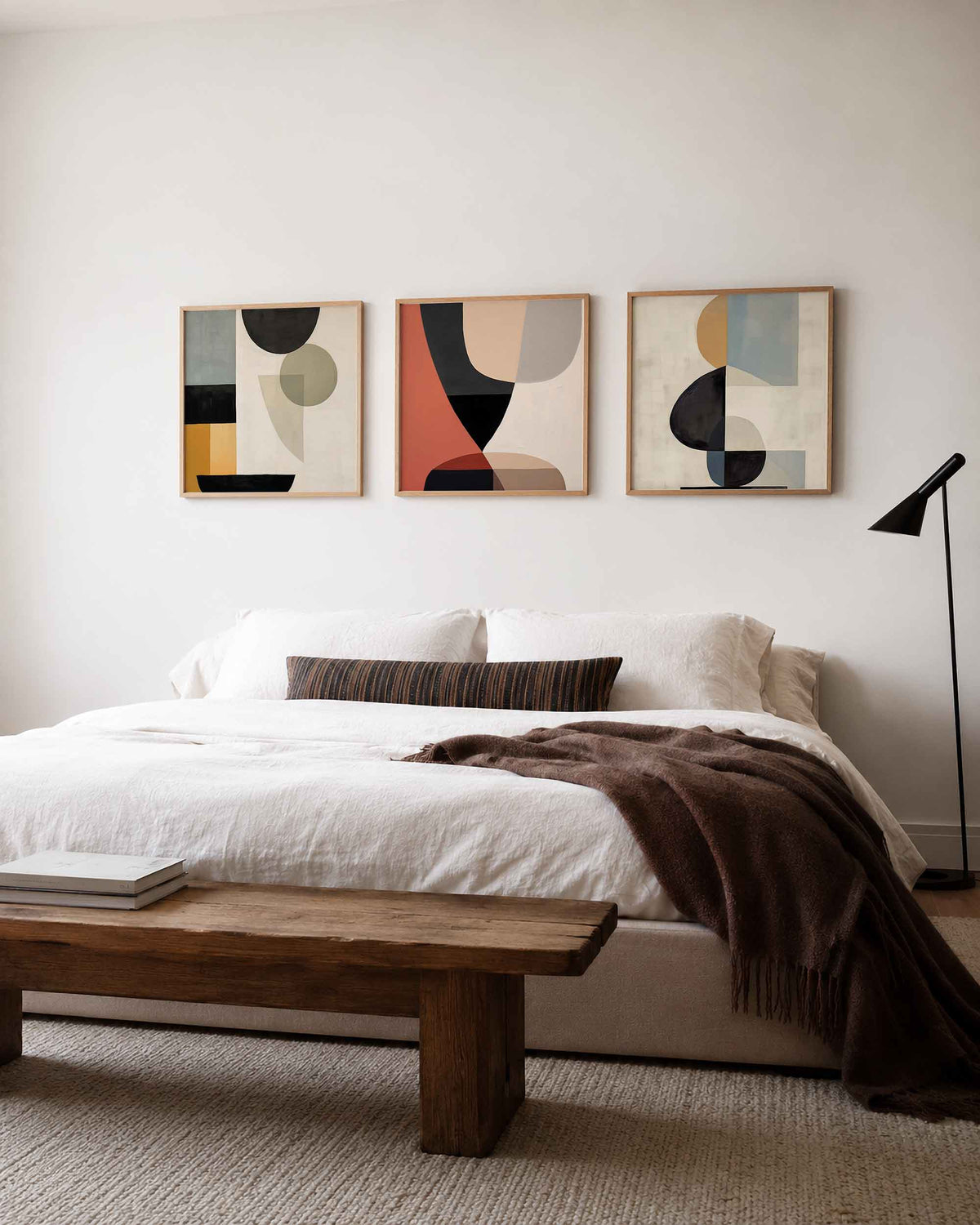 Interieurpresentatie van een driedelige vierkante posterset met abstracte vormen