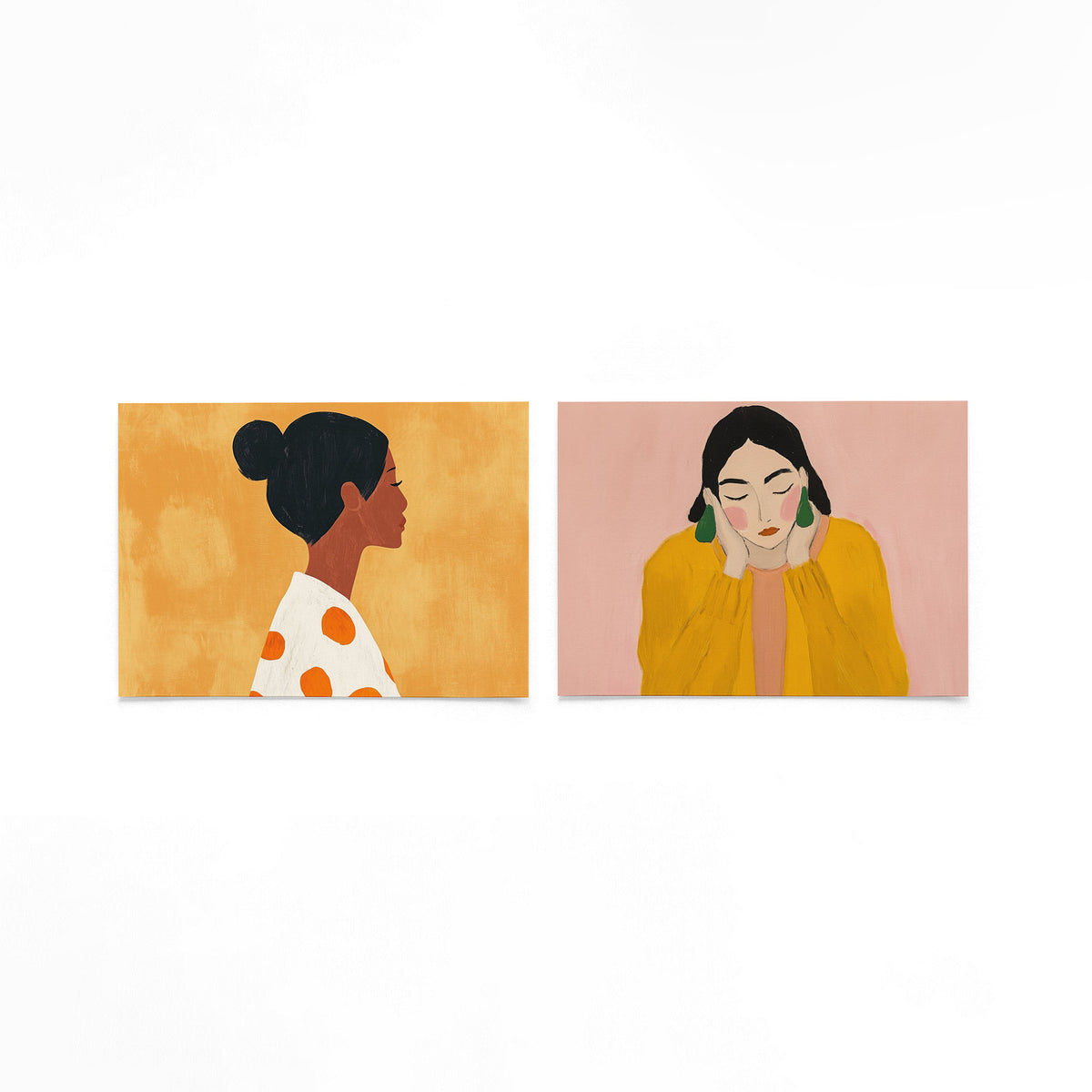 Twee liggende posters met een zijaanzicht van een vrouw met een donkere knot op een gebroken witte achtergrond