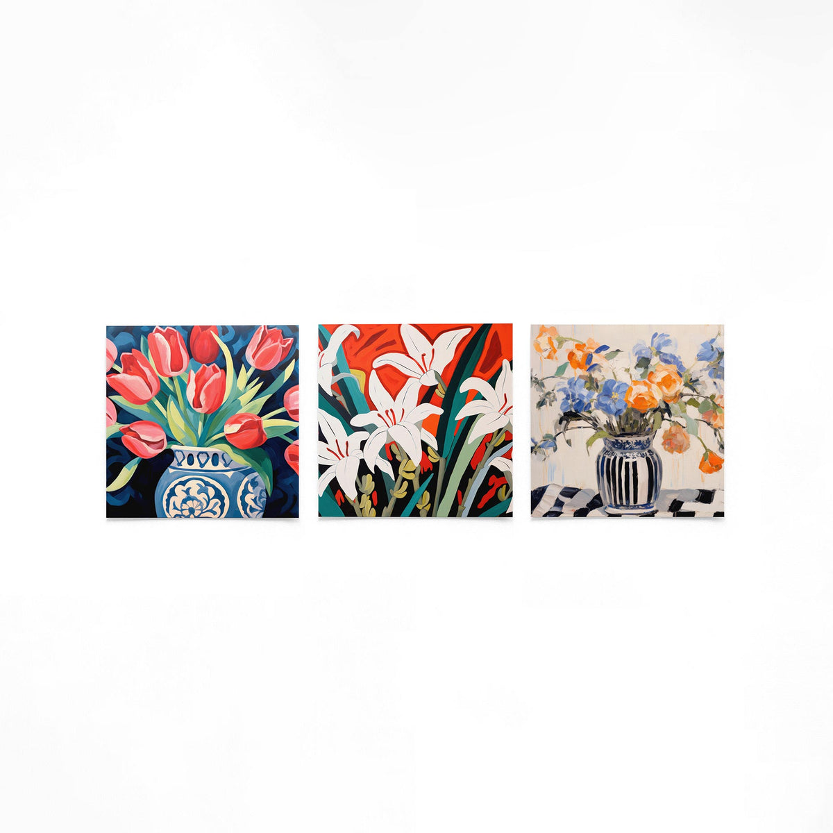 Drie vierkante posters met bloemen in vazen op een gebroken witte achtergrond