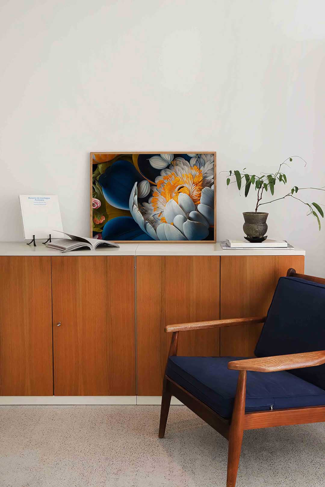 Bloem met blauwe en oranje accenten Poster