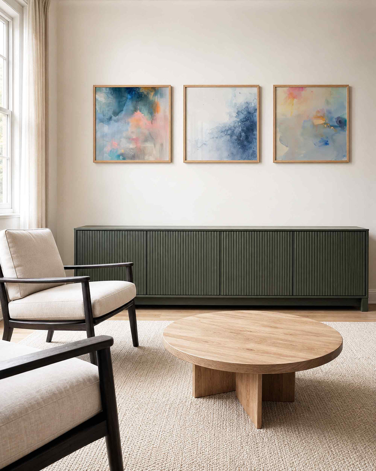 Interieurpresentatie van een driedelige vierkante posterset met abstracte blauwe vormen