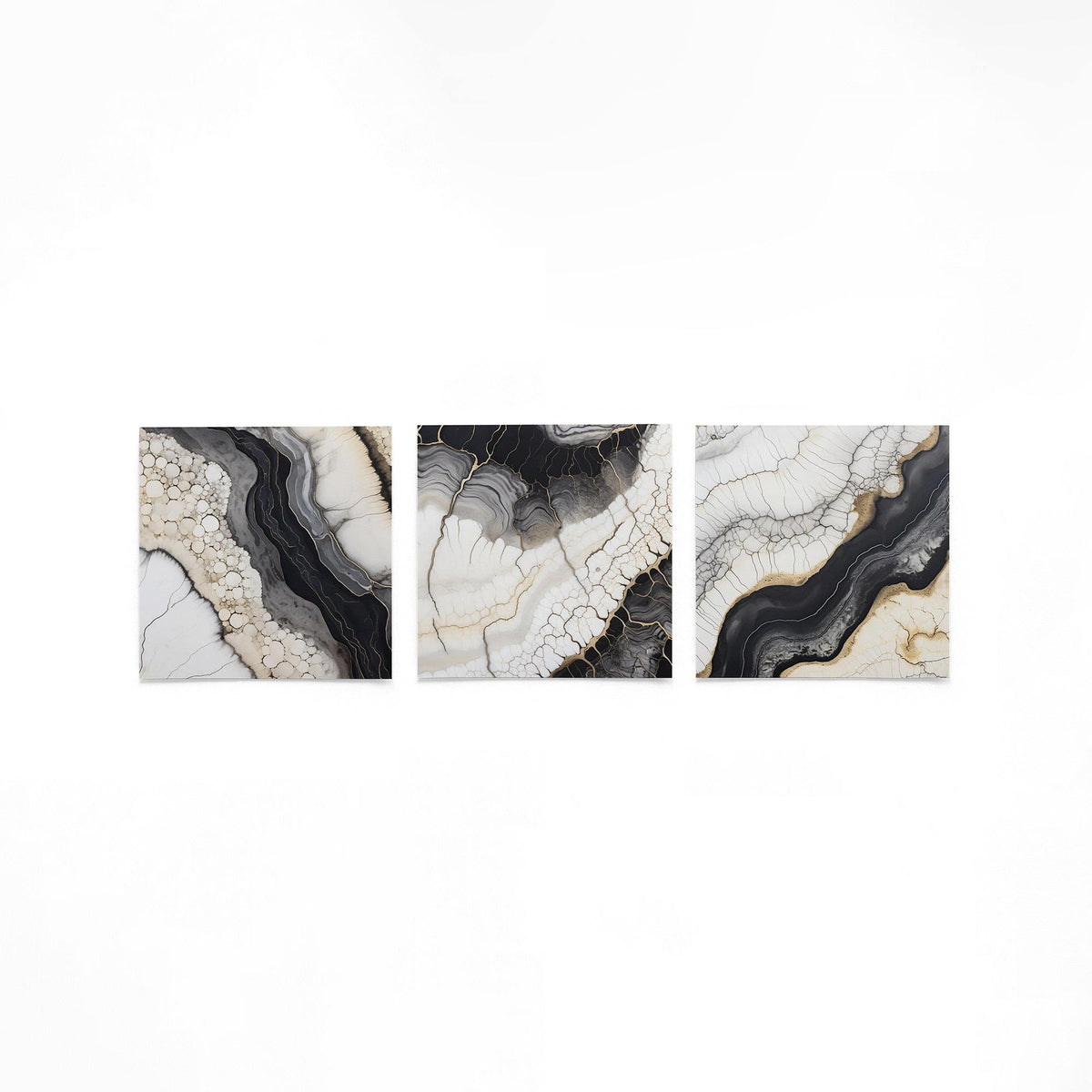Drie vierkante posters met zwart marmerstructuur op een gebroken witte achtergrond
