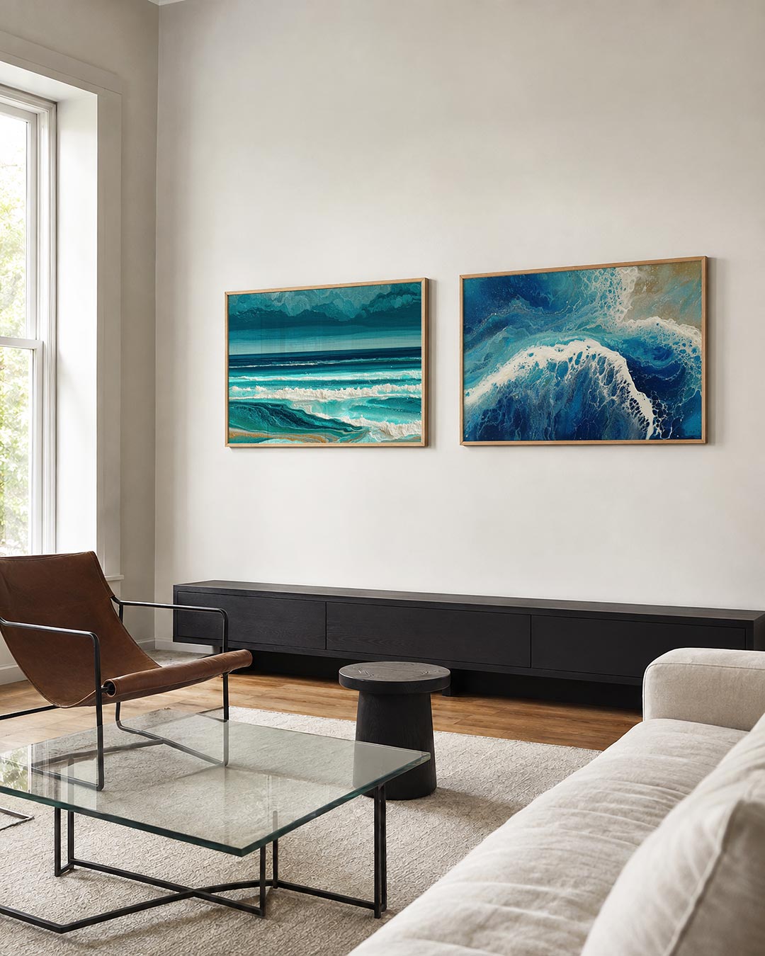 Interieurbeeld met twee liggende posters: golven in blauw en wit met een donkere lucht erboven