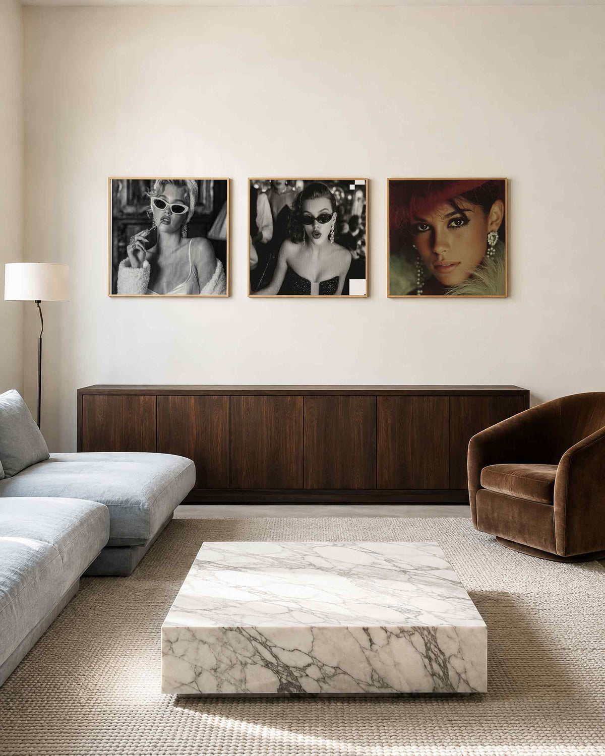 Interieurpresentatie van een driedelige vierkante posterset met glamourportretten