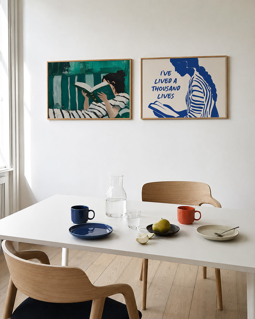 Tweedelige posterset met een vrouw met een boek, omgeven door groene en witte kleurvlakken, getoond in een interieur