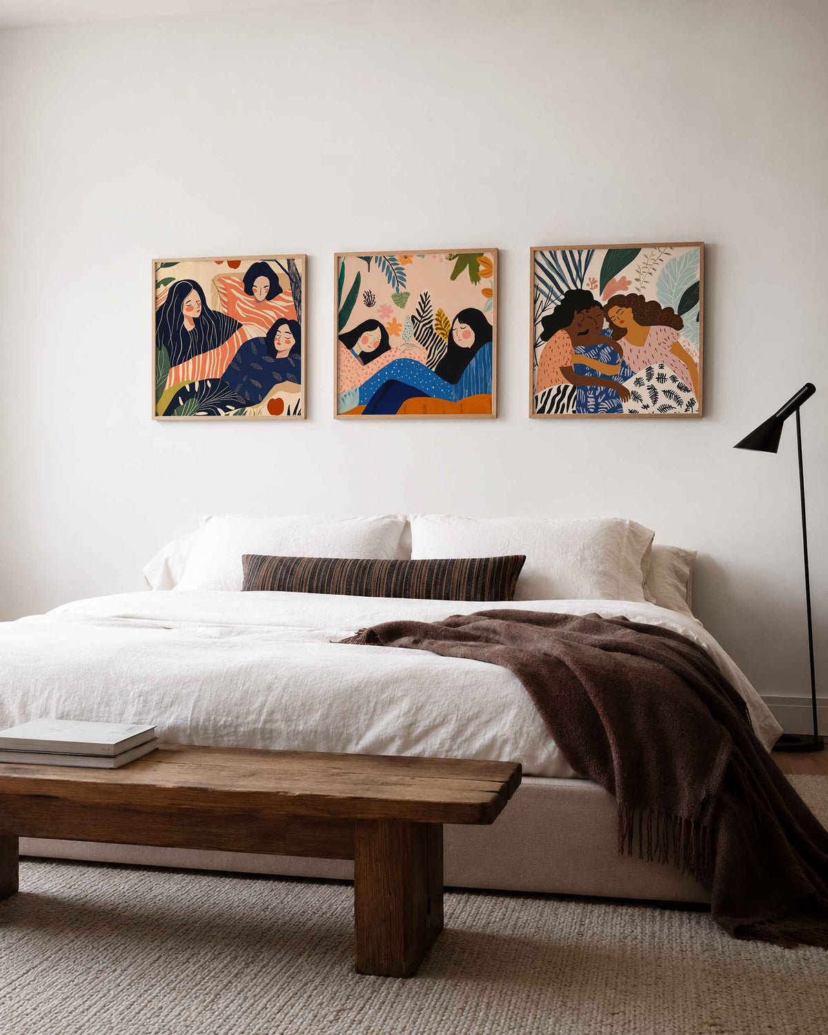 Interieurpresentatie van een driedelige vierkante posterset met vrouwen in botanische rust