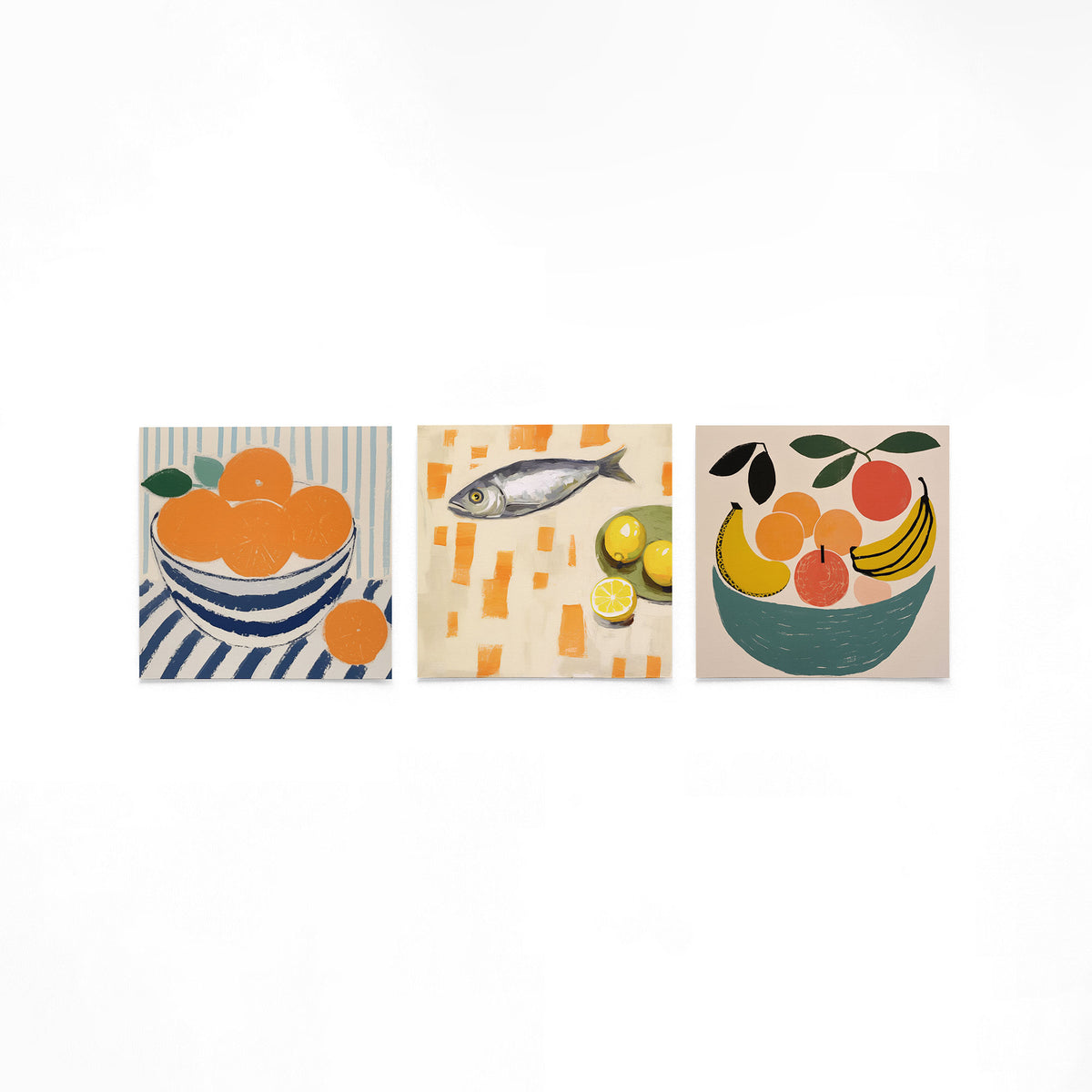 Drie vierkante posters met fruit en vis op een gebroken witte achtergrond