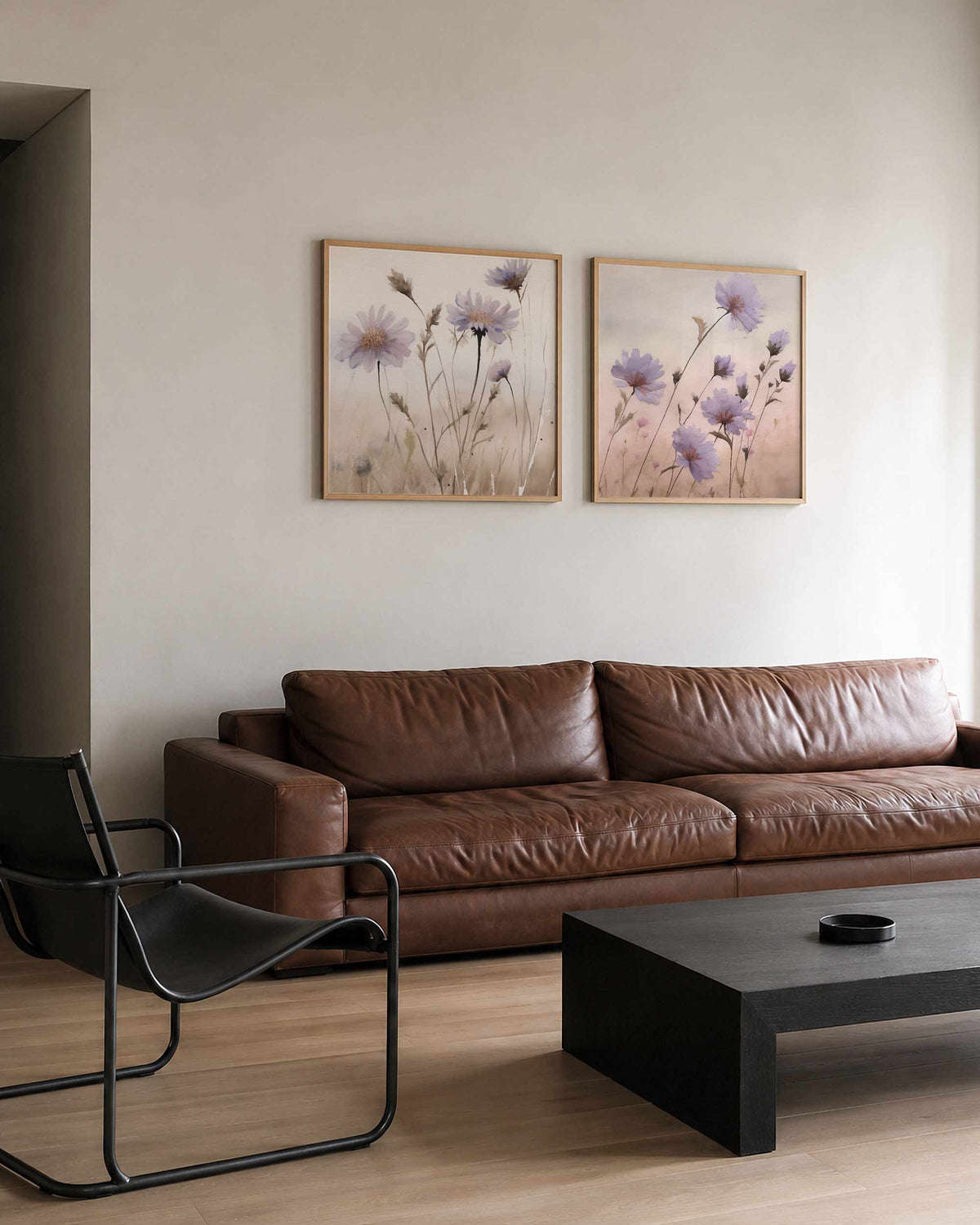 Interieurpresentatie van een tweedelige vierkante posterset met lavendelkleurige veldbloemen