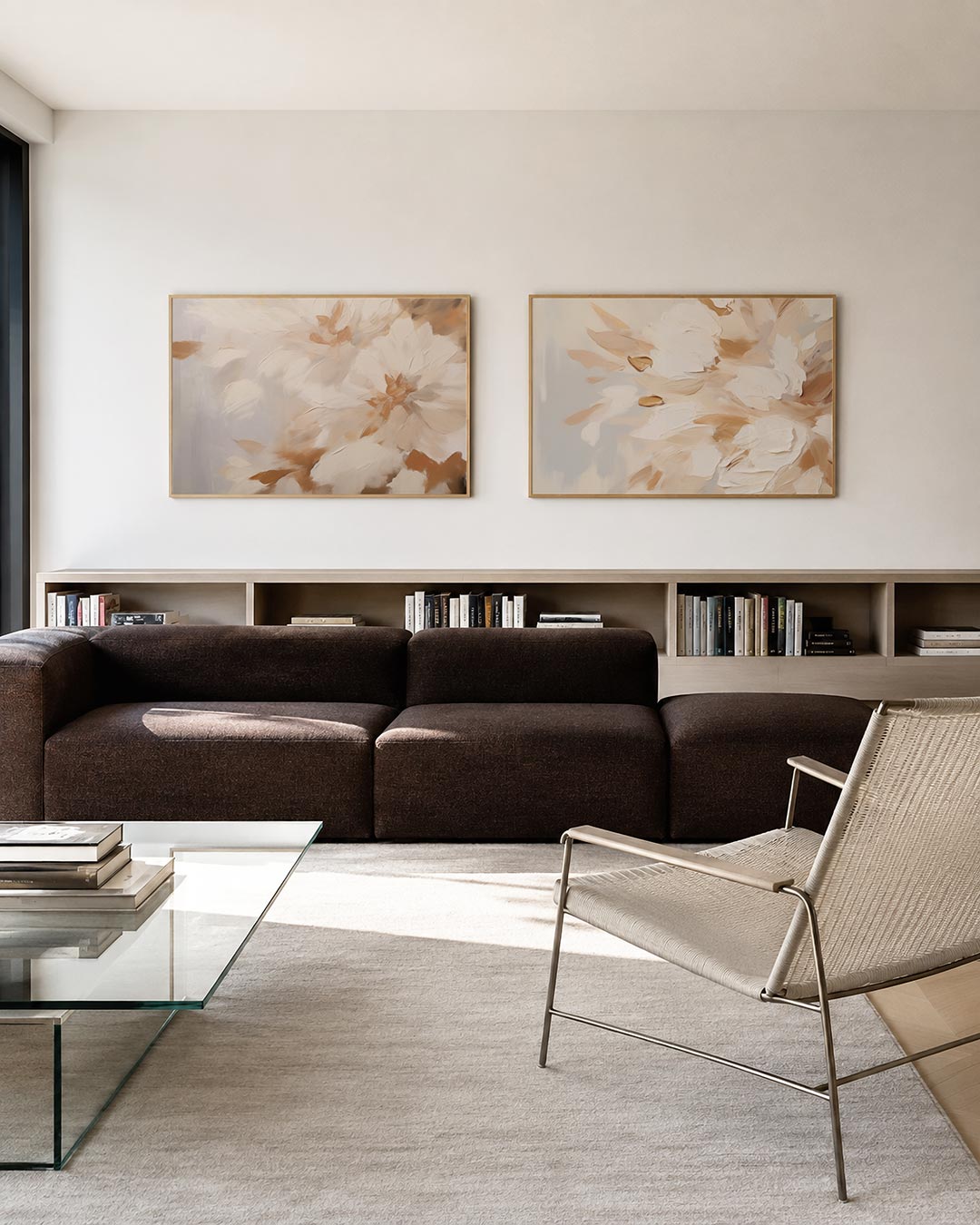 Twee liggende posters met vloeiende bloemvormen in zachte tinten, aan de muur in een interieur