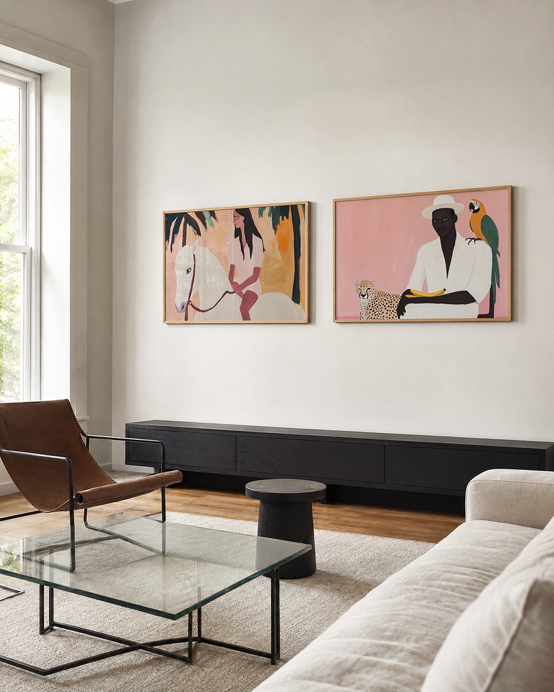 Tweedelige posterset met een vrouw op een wit paard, omringd door palmbladeren, getoond in een interieur