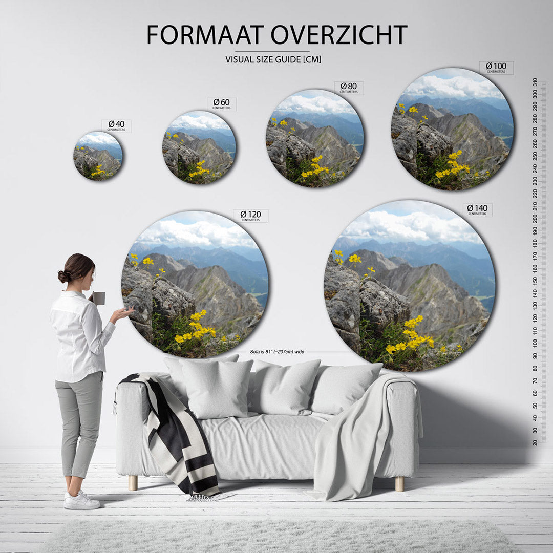 Berglandschap met gele bloemen Muurcirkel