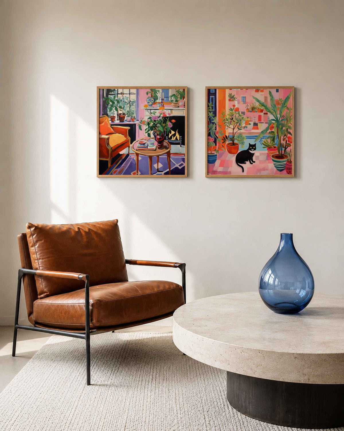 Interieurpresentatie van een tweedelige vierkante posterset met planten en kat