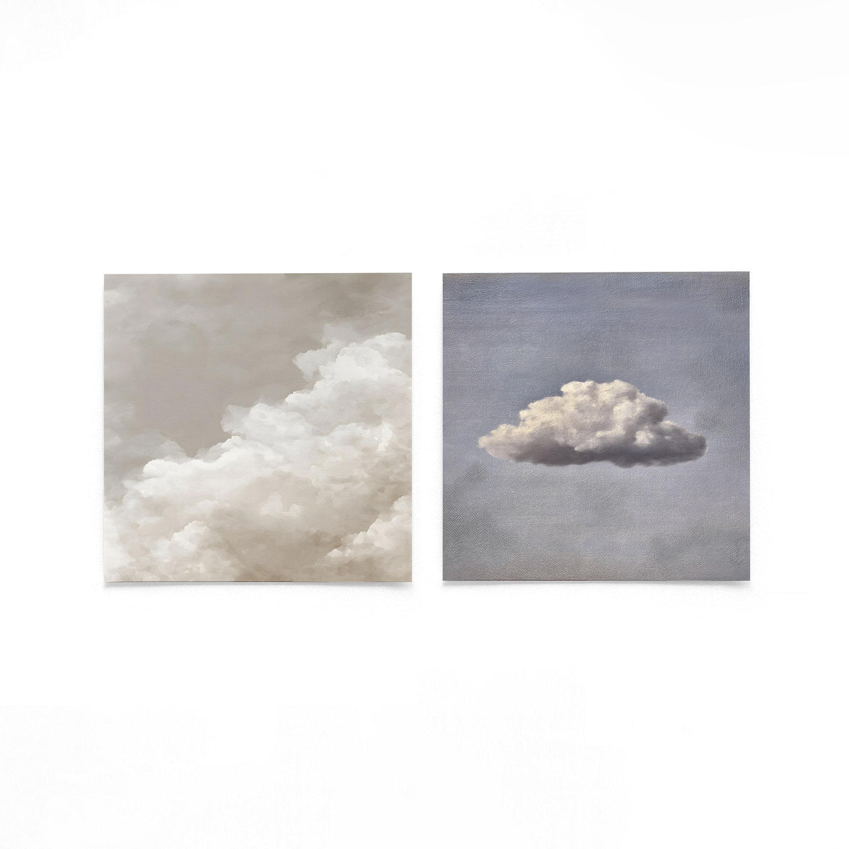 Twee vierkante posters met wolkenlucht op een gebroken witte achtergrond