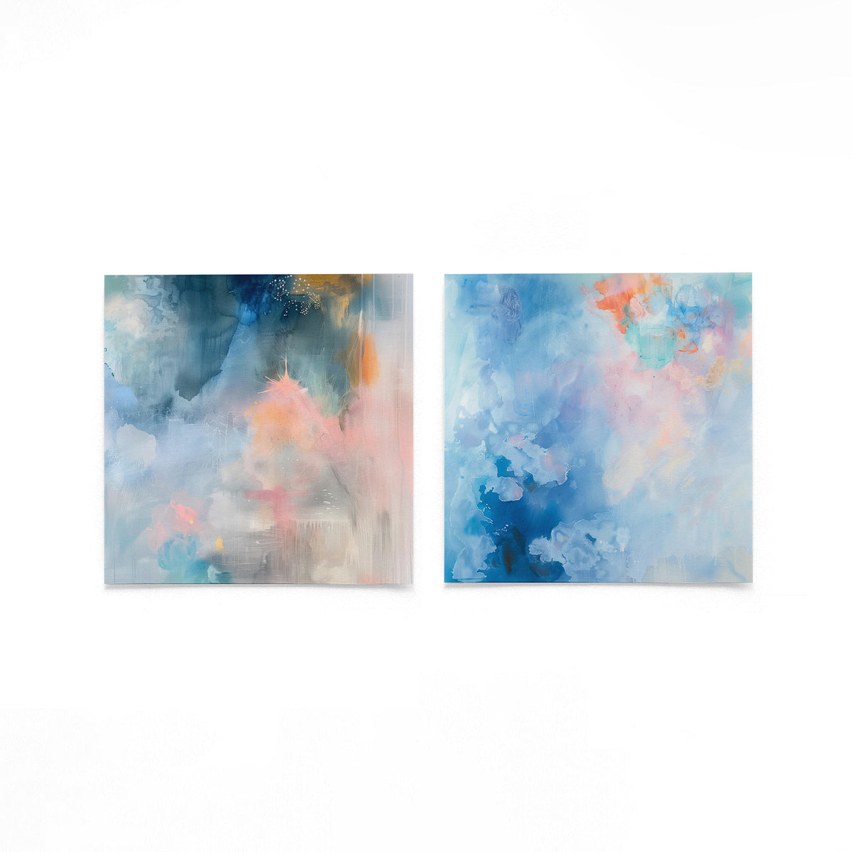 Twee vierkante posters met blauwe verfspatten op een gebroken witte achtergrond