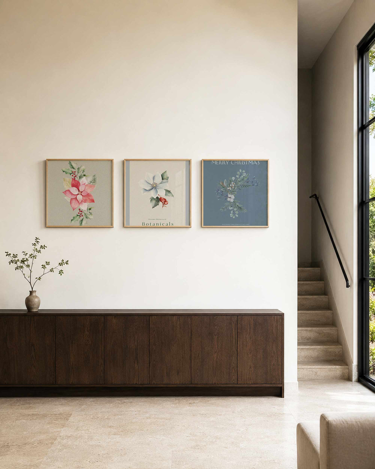 Interieurpresentatie van een driedelige vierkante posterset met botanische kerst