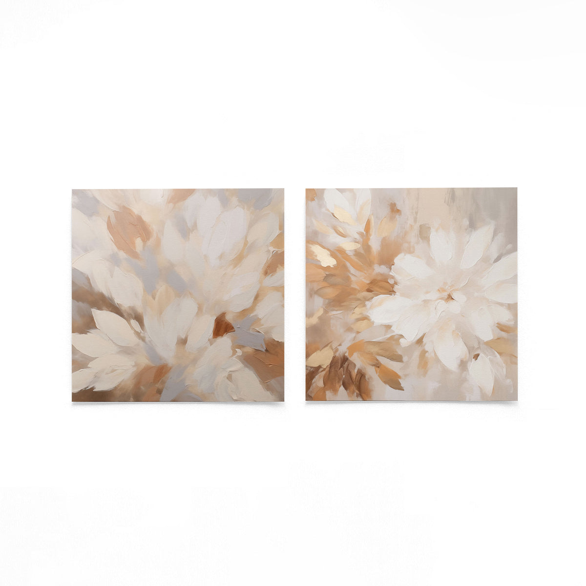 Twee vierkante posters met witte bloemen op een gebroken witte achtergrond