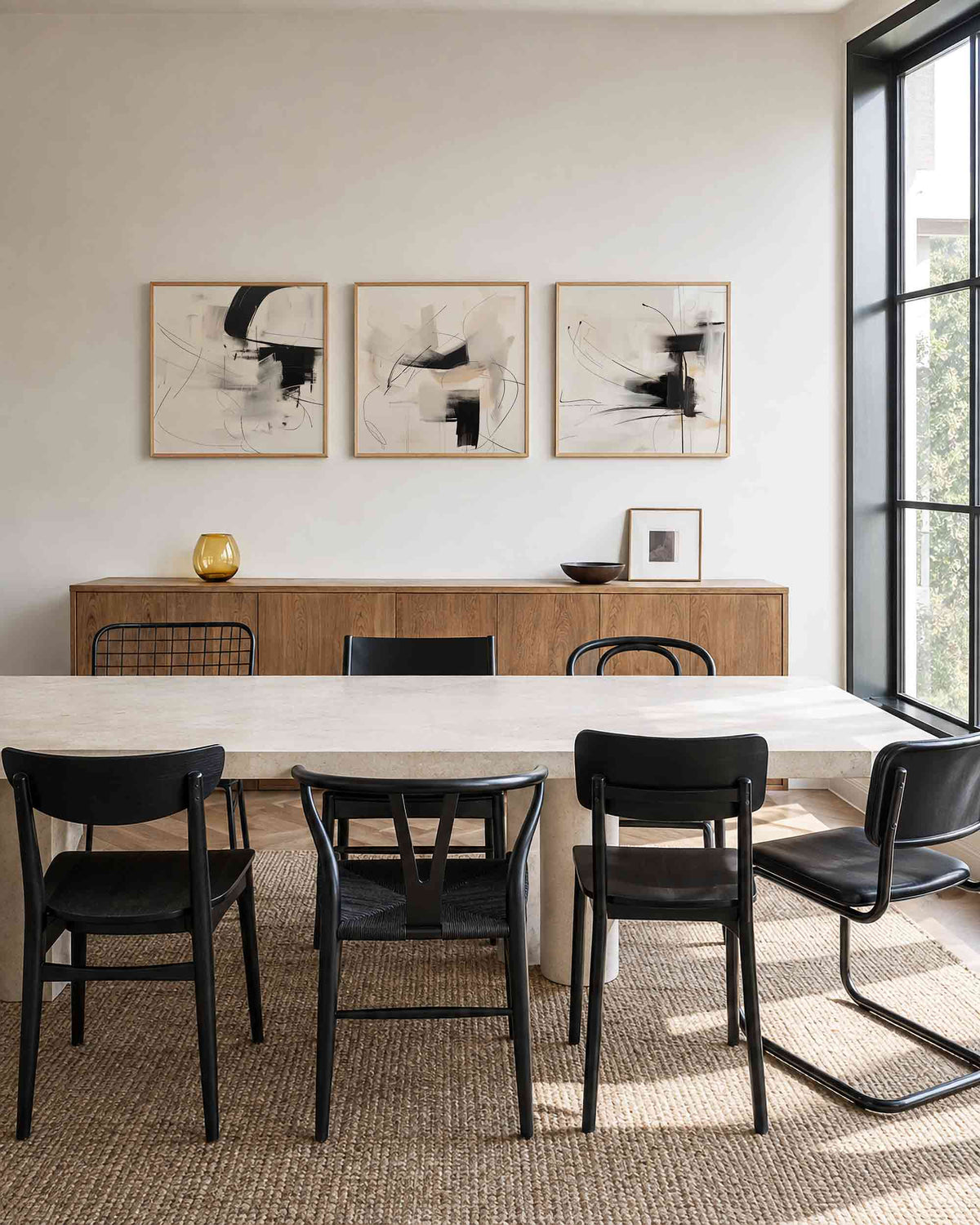 Interieurpresentatie van een driedelige vierkante posterset met abstracte zwart wit