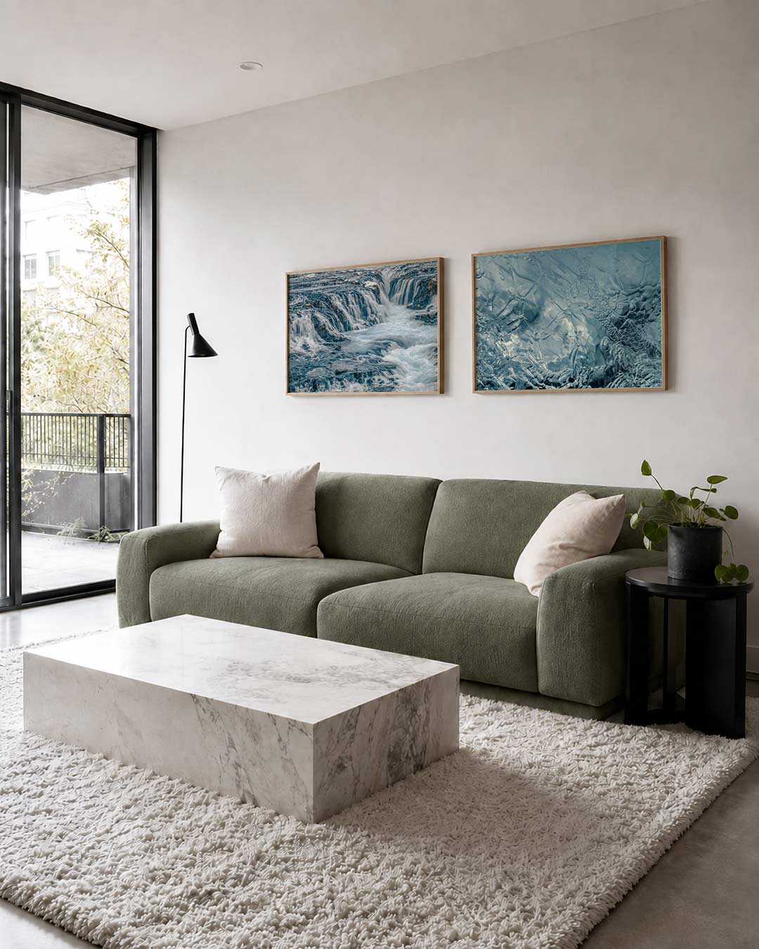 Interieur met liggend fotografisch tweeluik waterval en ijsglas – Gerald Emming