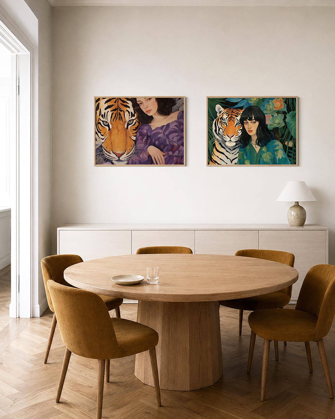 Tweedelige posterset met in deze posterset in twee delen zie je een krachtige tijger naast, getoond in een interieur