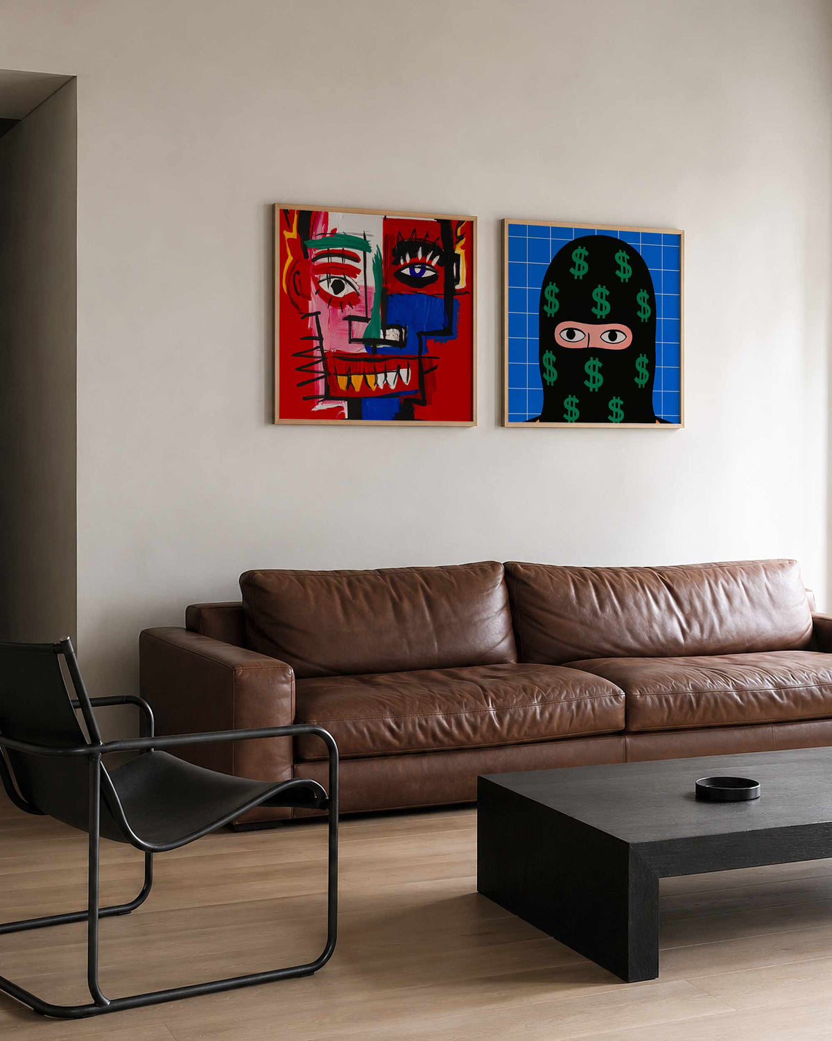 Interieurpresentatie van een tweedelige vierkante posterset met gezichten en geld