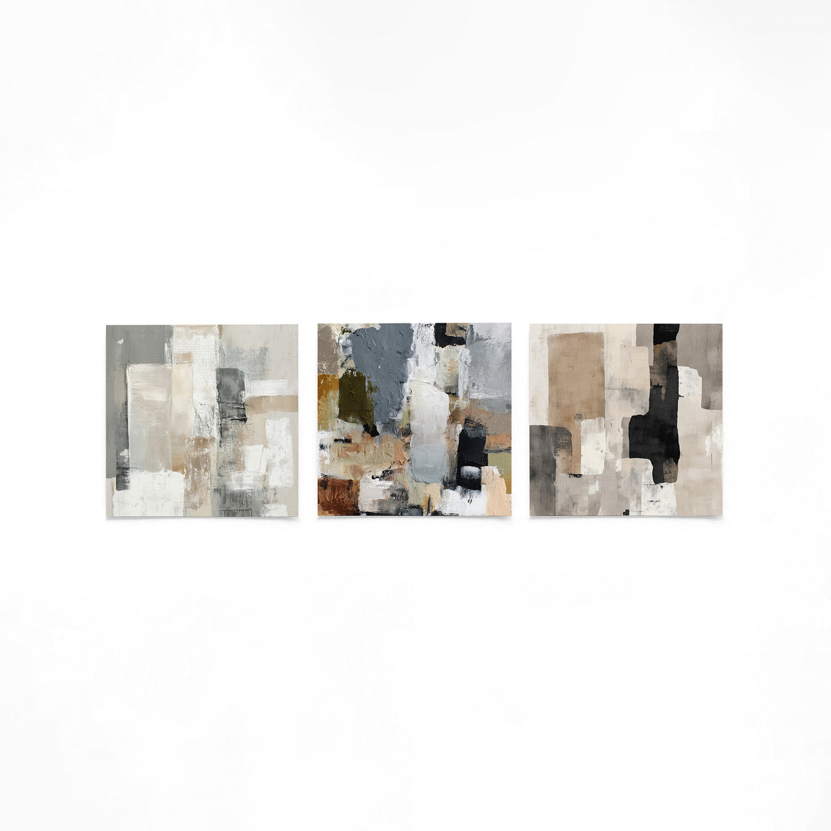 Drie vierkante posters met abstracte vlakken op een gebroken witte achtergrond