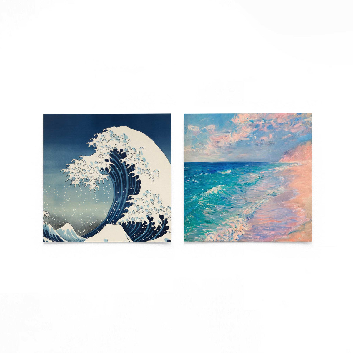 Twee vierkante posters met zeegolf en kust op een gebroken witte achtergrond