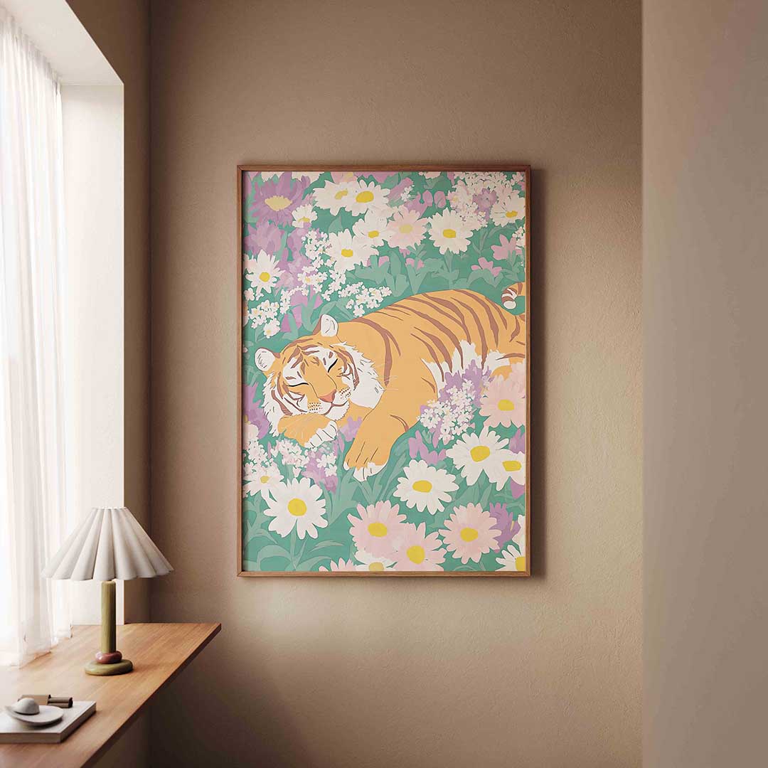 Slapende tijger tussen bloemen Poster