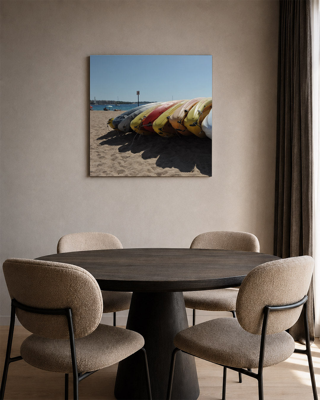 Kleurrijke kajaks strand Kunstwerk