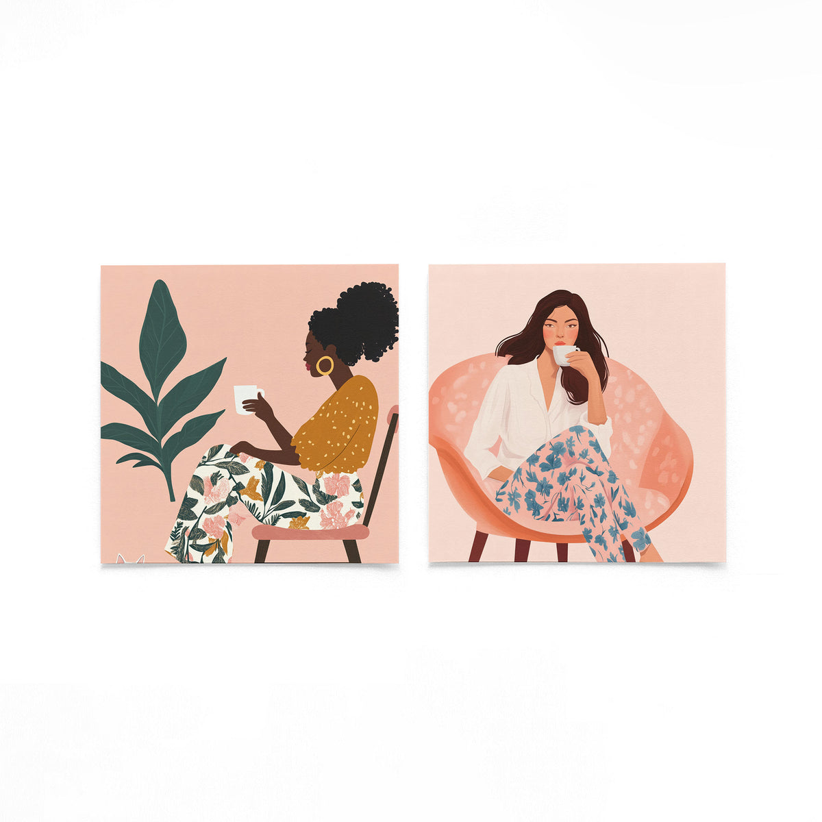 Twee vierkante posters met vrouwen met koffiekopjes op een gebroken witte achtergrond