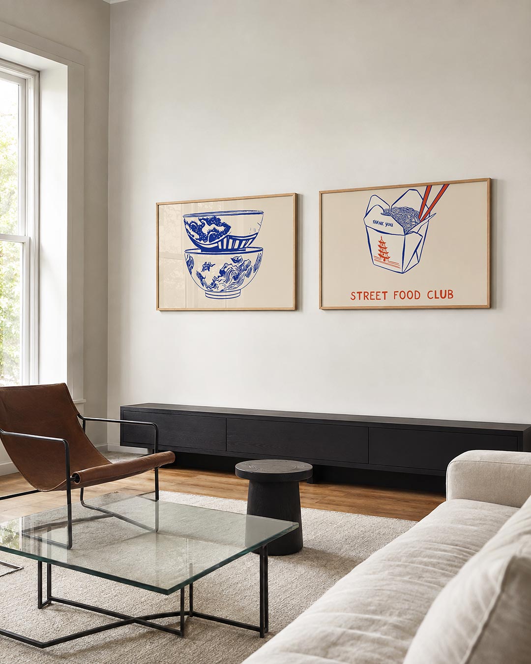 Tweedelige posterset met blauwe schalen met gedetailleerde patronen op een lichte achtergrond, getoond in een interieur