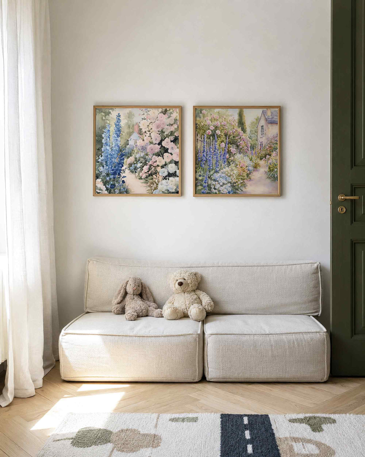 Interieurpresentatie van een tweedelige vierkante posterset met bloementuin met huis