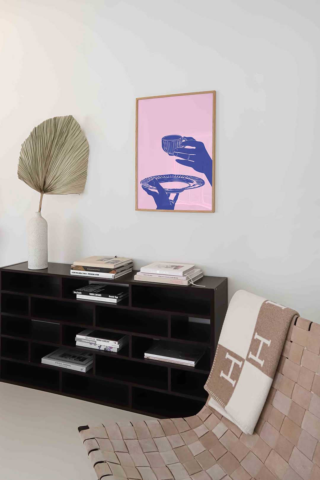 Handen met kop en schotel Poster