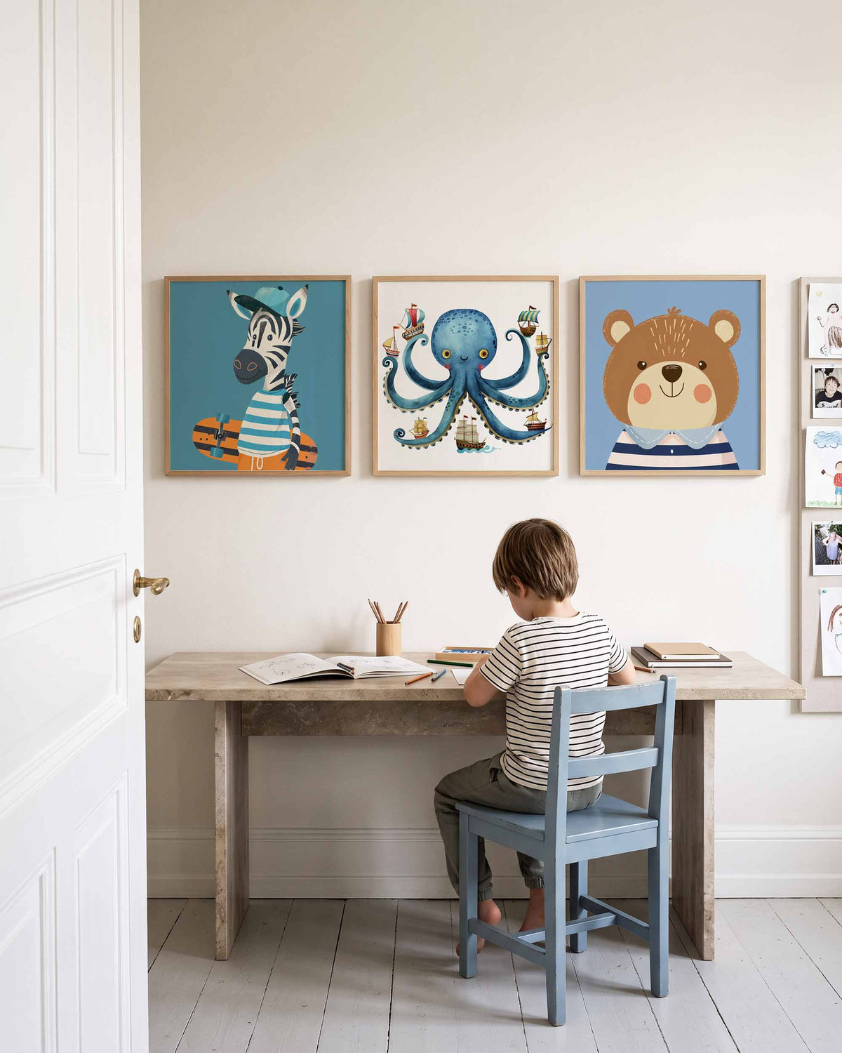 Interieurpresentatie van een driedelige vierkante posterset met dieren in avontuur