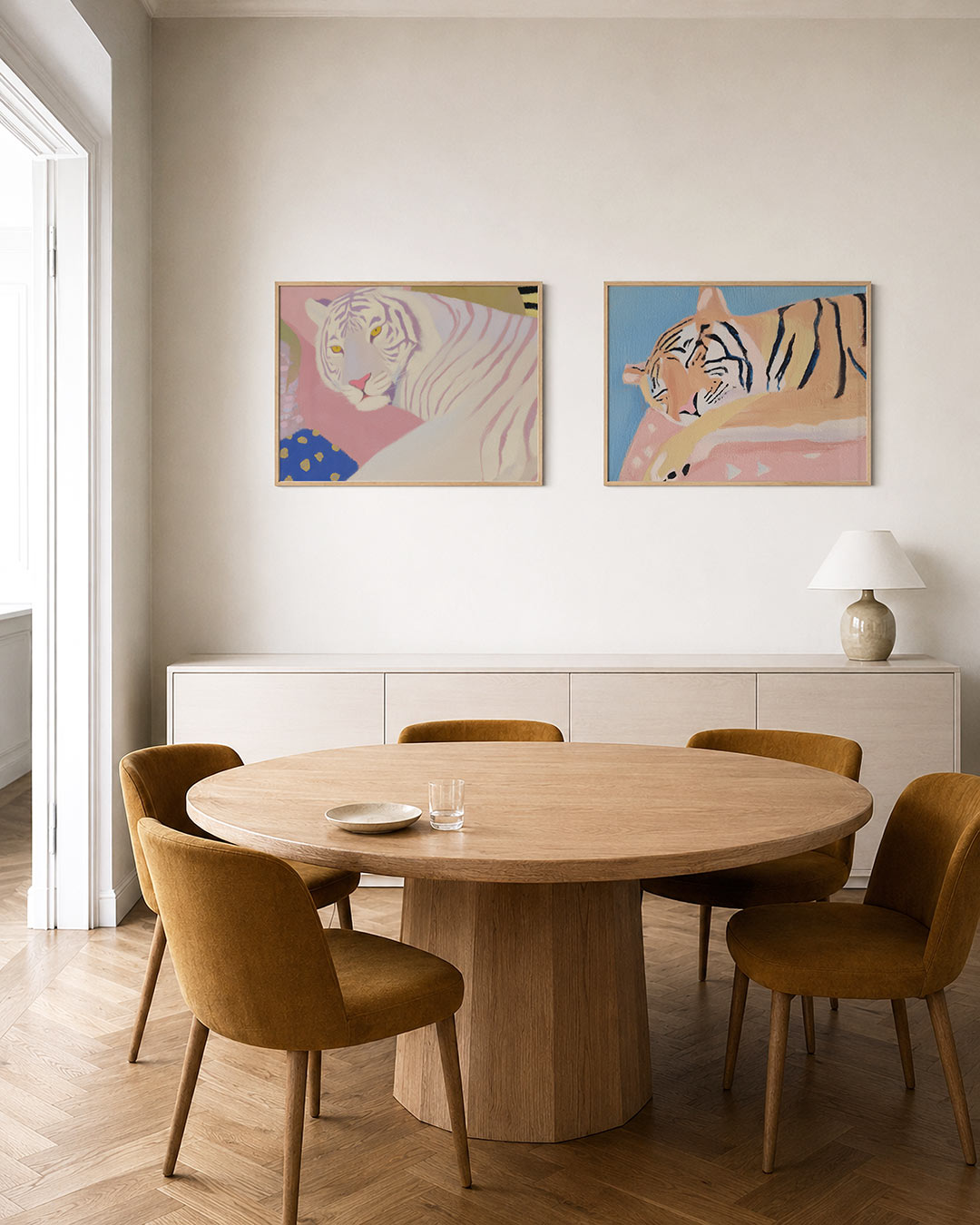 Twee liggende posters met een tijger op een roze achtergrond, aan de muur in een interieur