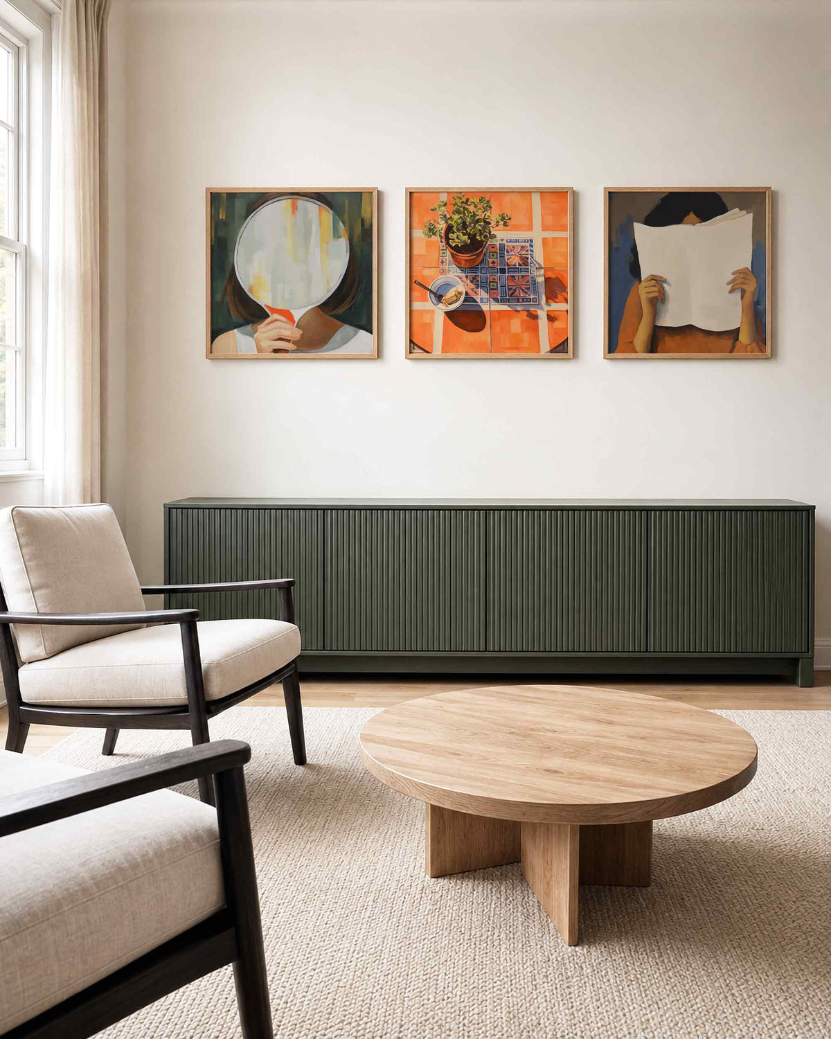 Interieurpresentatie van een driedelige vierkante posterset met spiegel plant lezer