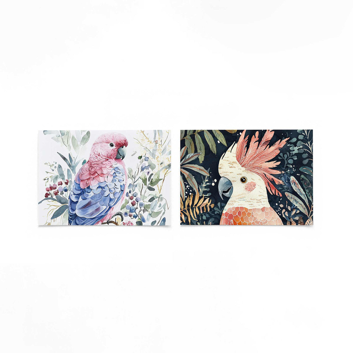 Twee liggende posters met een kleurrijke vogel met roze en blauwe veren op een gebroken witte achtergrond