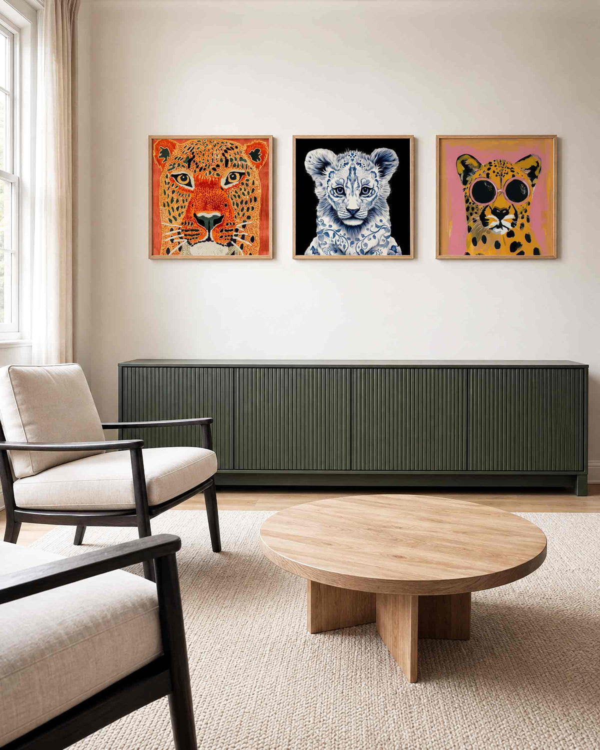 Interieurpresentatie van een driedelige vierkante posterset met tijgerluipaard portret