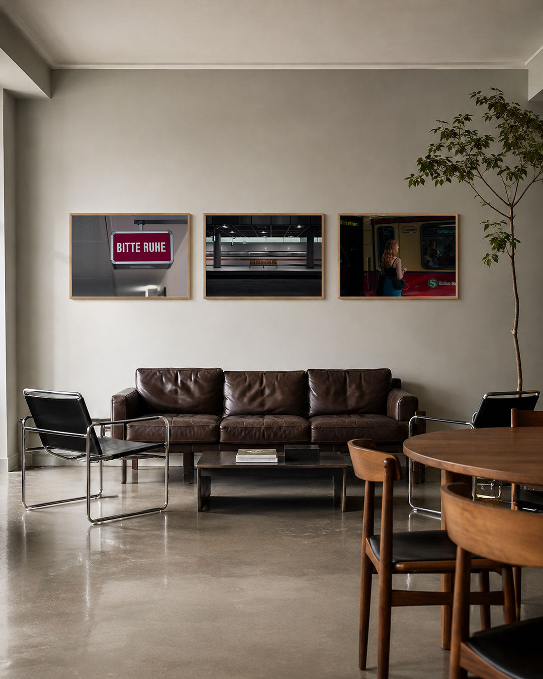 Interieur met liggend fotografisch drieluik stilte op het perron – Gerald Emming