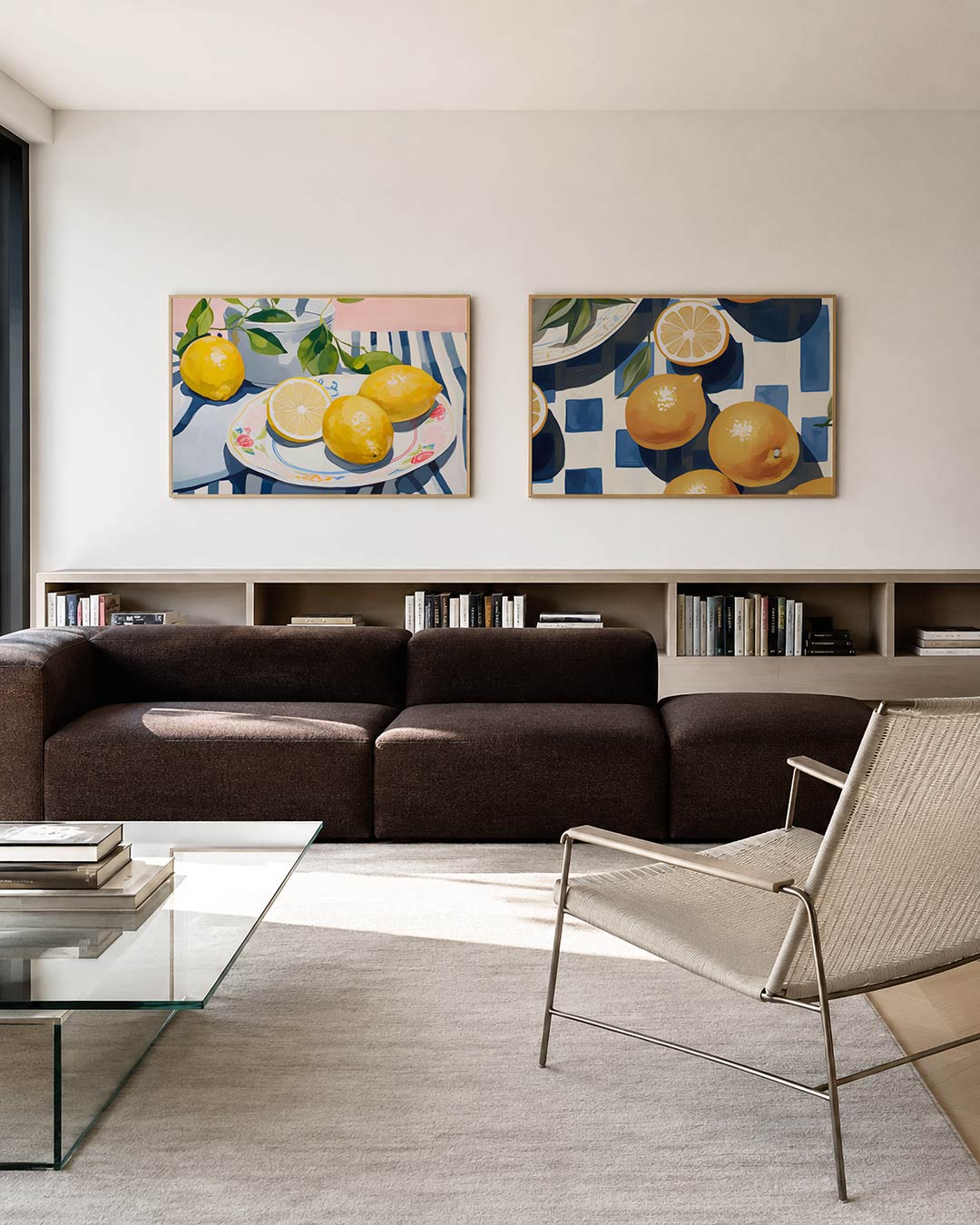 Tweedelige posterset met gele citroenen op een decoratief bord, getoond in een interieur