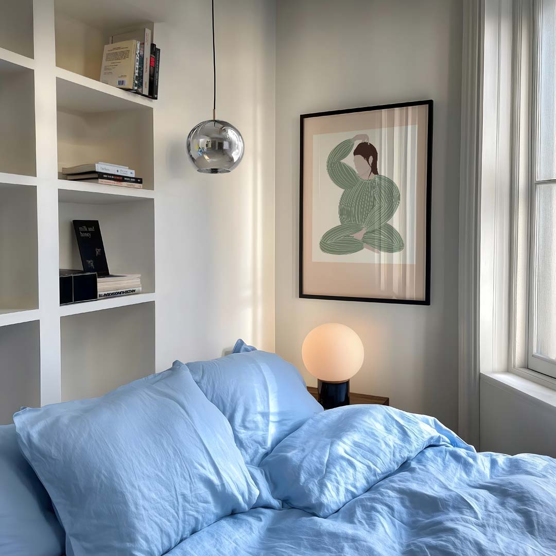 Serene Elegantie: Stijlvolle Vrouw in Rust Poster-WallArtistic