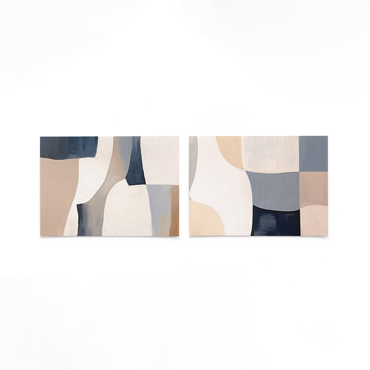 Twee liggende posters met vloeiende kleurvlakken in beige, wit en blauwgrijs op een gebroken witte achtergrond