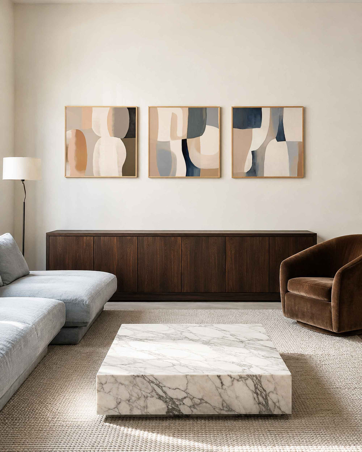 Interieurpresentatie van een driedelige vierkante posterset met abstracte vormen