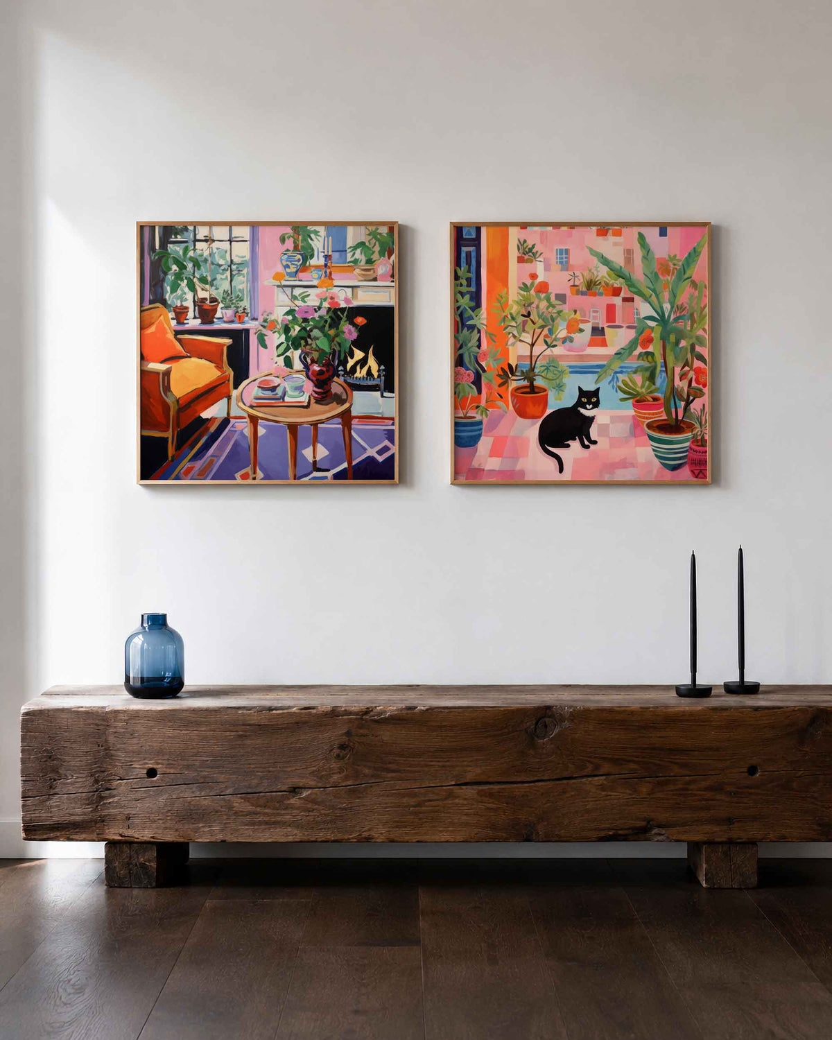Interieurpresentatie van een tweedelige vierkante posterset met planten en kat